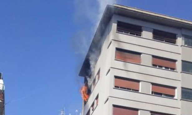 Il palazzo in fiamme in viale Libia (foto dal gruppo Facebook "Quartiere Africano anche io")
