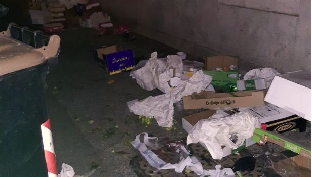 I rifiuti abbandonati a terra nei dintorni del Mercato Nomentano (Foto dal profilo Facebook di Valentina Caracciolo)