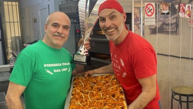 Pizzeria Italia dal 1987 vince il Campionato Mondiale di Pizza senza Frontiere. Da sinistra Alfiero Falasca e Marco Amicone