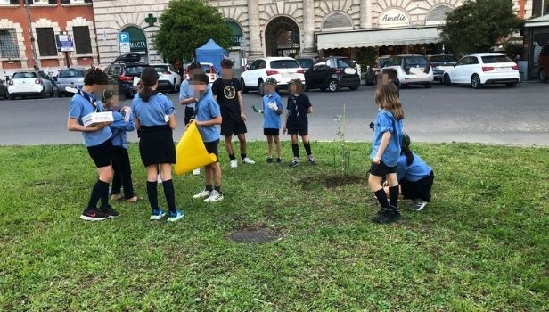 Gli scout di San Saturnino piantano l'ulivo della pace a piazza Verbano