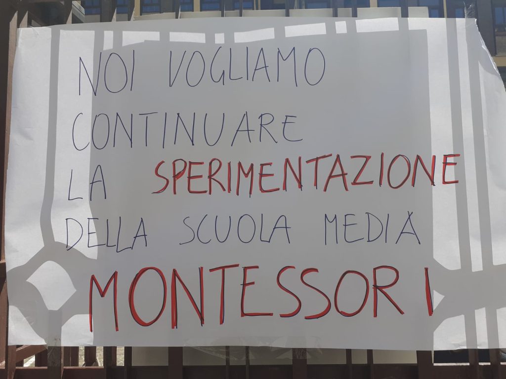 Protesta alla scuola media Maria Montessori