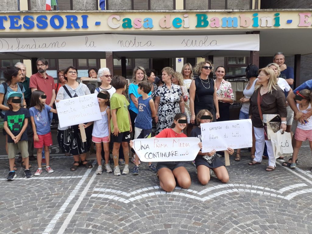 Una protesta davanti alla scuola Maria Montessori